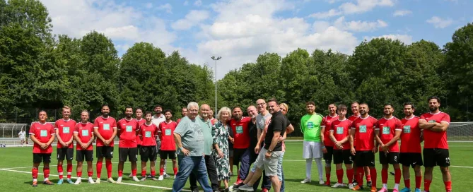 Die Spieler des FSV Sevinghausen und Offizielle der Stadt freuen sich über den neuen Kunstrasenplatz auf dem Esch in Wattenscheid (Foto: Jenny Musall)