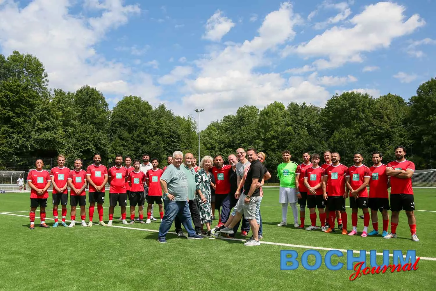 Die Spieler des FSV Sevinghausen und Offizielle der Stadt freuen sich über den neuen Kunstrasenplatz auf dem Esch in Wattenscheid (Foto: Jenny Musall)