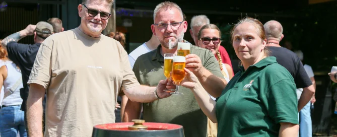 Bezirksbuergermeister Dirk Meyer, Inhaber Heiko Kaminski und Partnerin bei der offiziellen Eröffnung des Biergartens Zum Anpfiff (Foto: Jenny Musall)