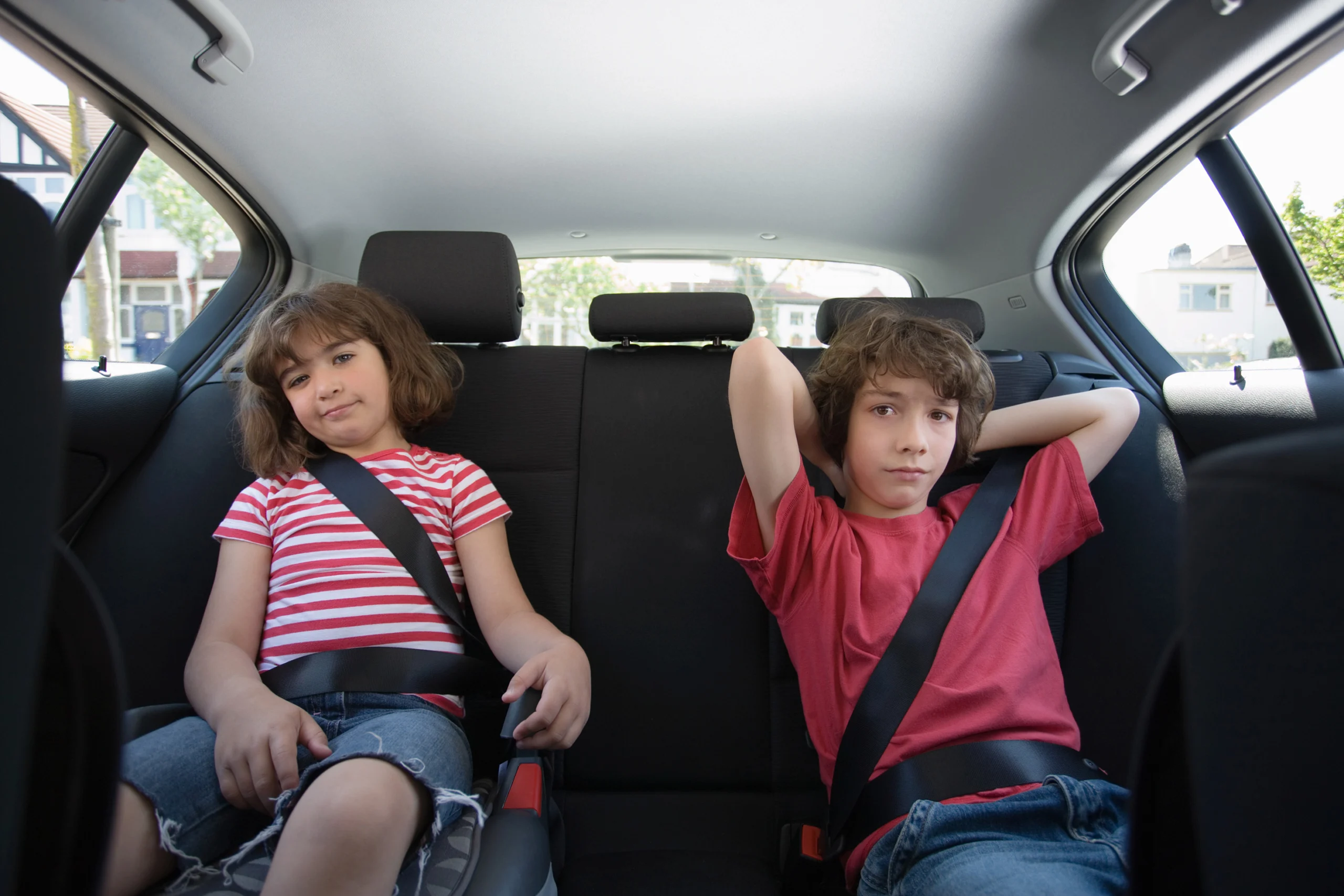 „Wann sind wir endlich da?“ – Die Fahrzeit kann mit fantasievollen Spielen, leckerer Verpflegung und Pausen abwechslungsreich gestaltet werden. Foto: AOK/Colourbox/hfr. Beitrag: Wie der Familienurlaub stressfrei und harmonisch gelingt