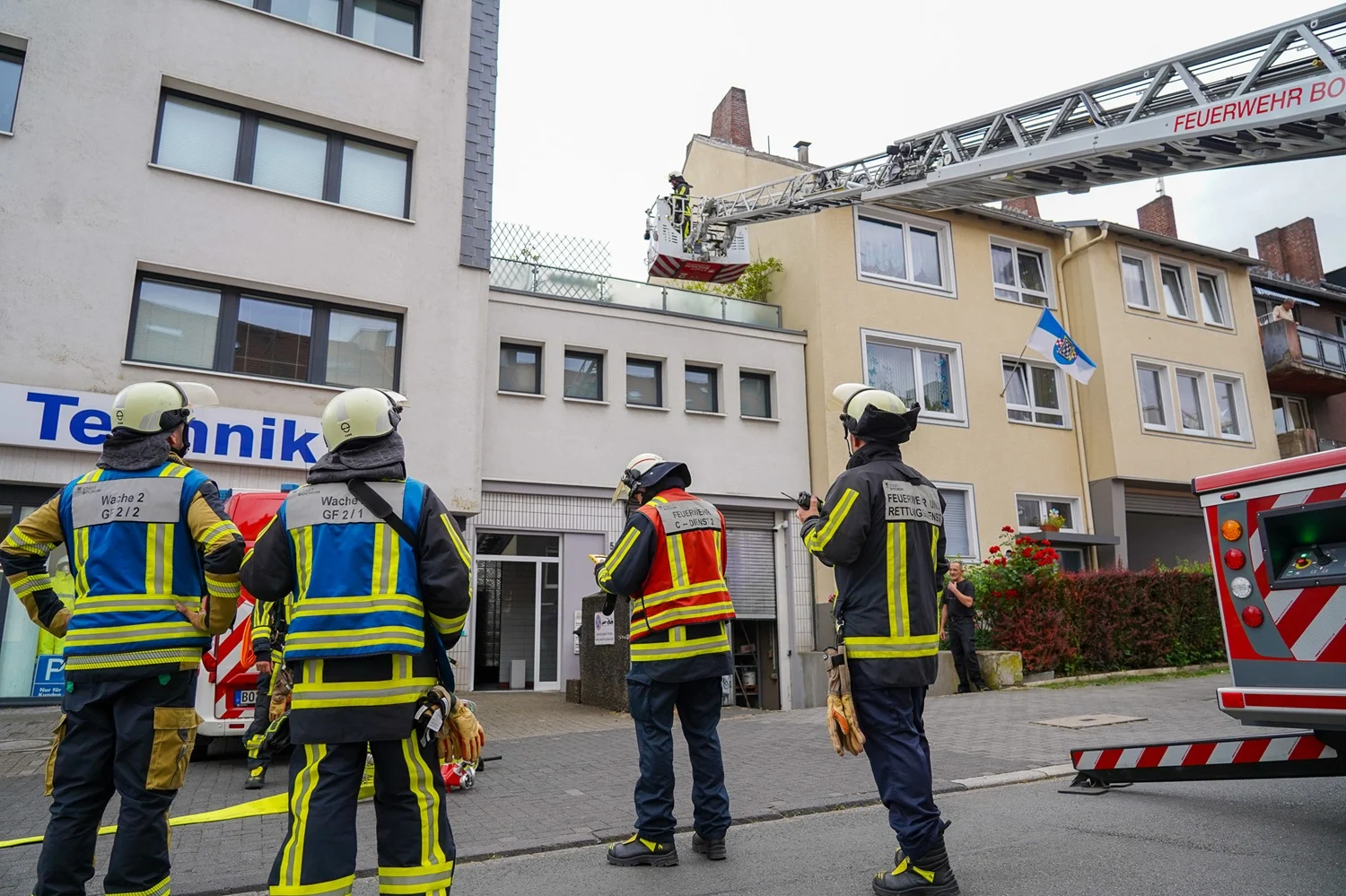 Dachstuhlbrand auf der Hermannshöhe – Besatzung eines Notarzteinsatzfahrzeuges entdeckt Brand Beitrag: Dachstuhlbrand auf der Hermannshöhe und schwerer Unfall in Wattenscheid
