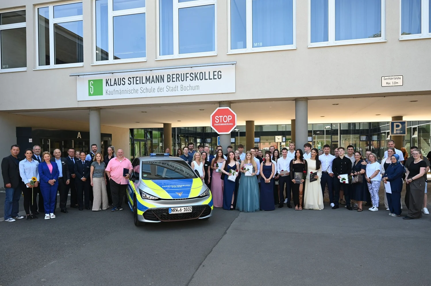 Beitrag: Nachwuchs für das Revier: 22 Absolventen der FOS Polizei gefeiert