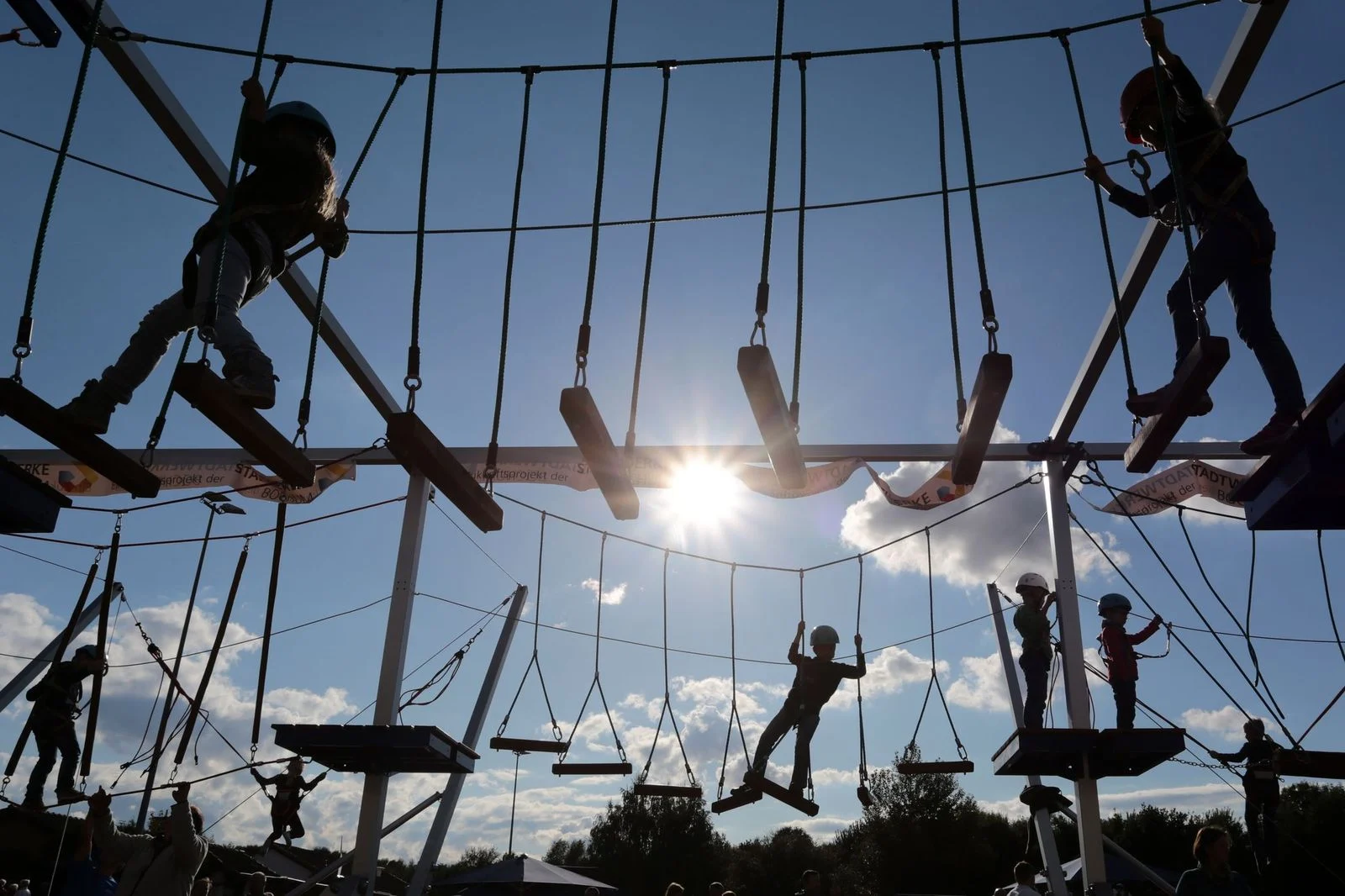 Mobiler Klettergarten des Stadtsportbundes Beitrag: Stadtsportbund baut mobilen Hochseilgarten auf