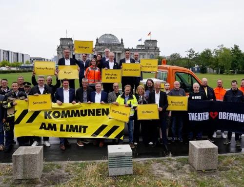 Kommunale Finanzkrise: Fahrzeug-Kolonne rollt durch das Berliner Regierungsviertel