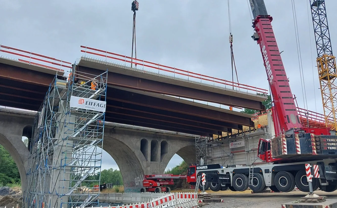 Beitrag: Neue Träger an der Neveltalbrücke erfolgreich eingehoben