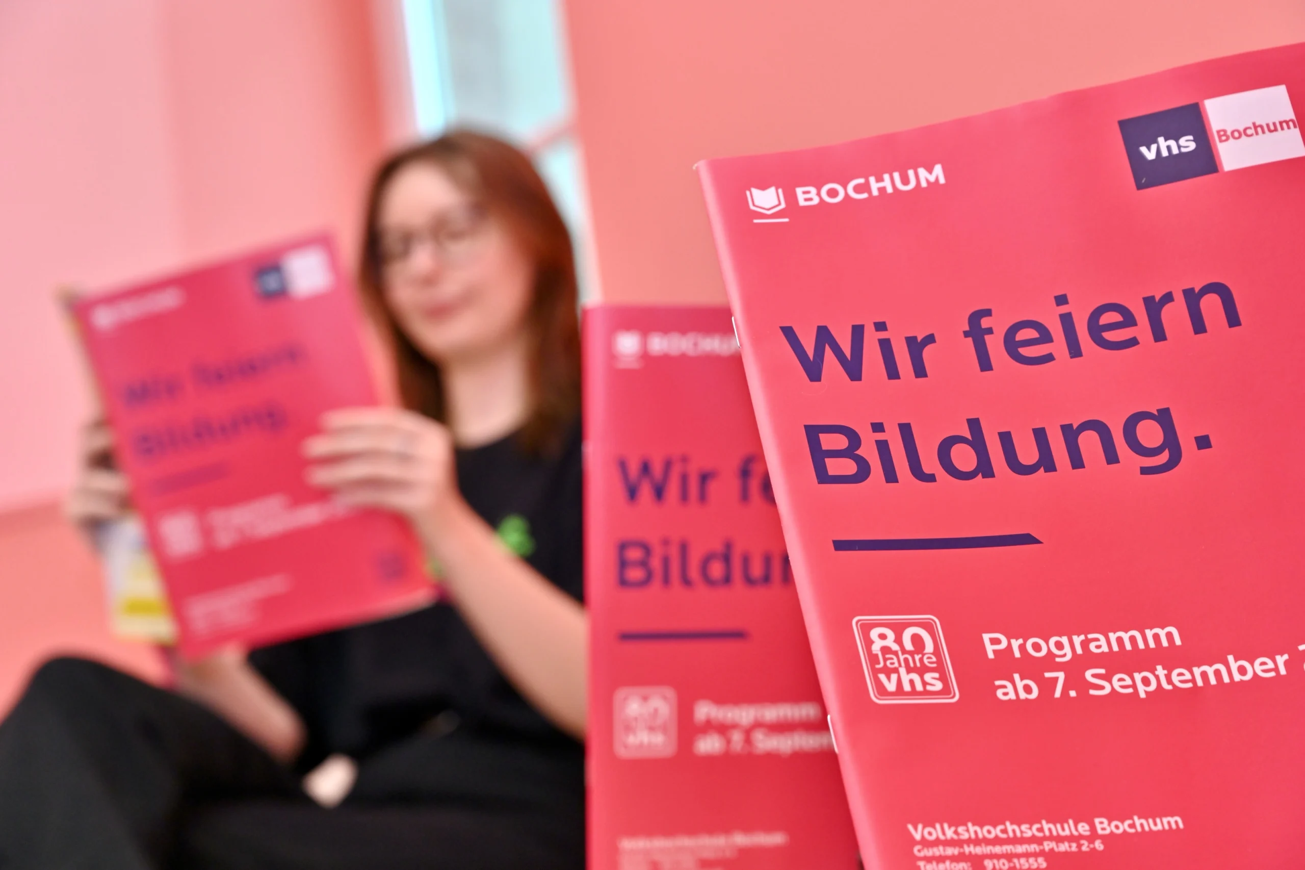 Das neue Programmheft der Volkshochschule (VHS) in Bochum, 17.08.2026. Beitrag: „Wir feiern Bildung“: Volkshochschule Bochum stellt neues Kursprogramm vor