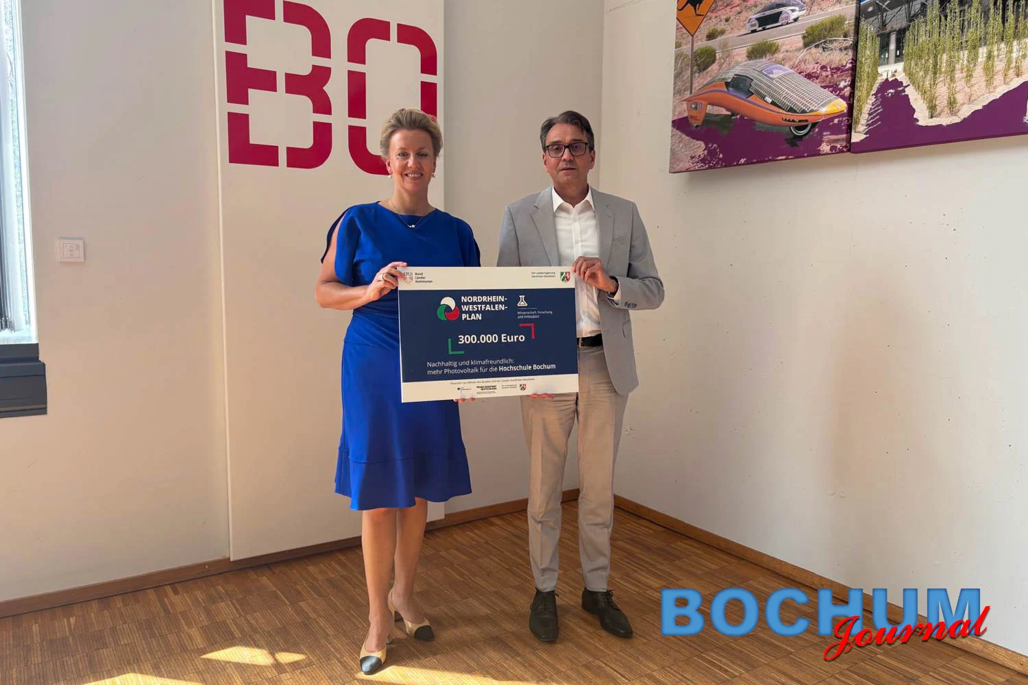 Ina Brandes (Wissenschaftsministerin Nordrhein-Westfalen) und Markus Hinsenkamp (Kanzler der Hochschule Bochum) mit dem Check zur Förderung einer PV-Anlage auf den Dächern der Hochschulgebäude. Beitrag: Solarstrom für den Campus in Bochum
