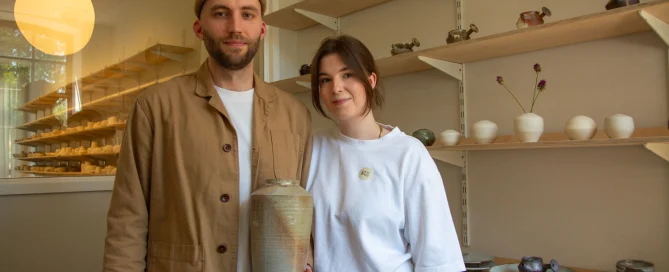 Lena und Max Köhler feiern das zweijährige Bestehen ihrer Kö Keramik (Foto: Jenny Musall)