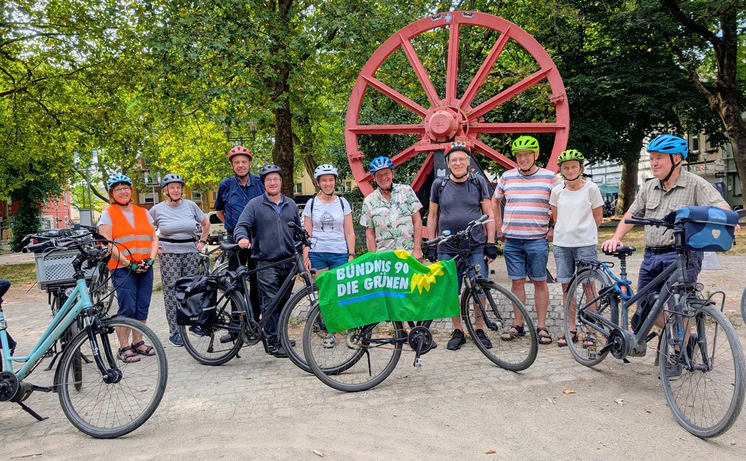 Pressefoto vom 16. August 2026 an der Seilscheibe auf dem Marktplatz Gerthe Beitrag: Grüne ziehen Bilanz nach Rad-Befahrung im Norden