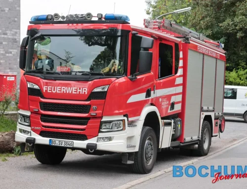 Radlader stürzt vier Meter tief in Baugrube