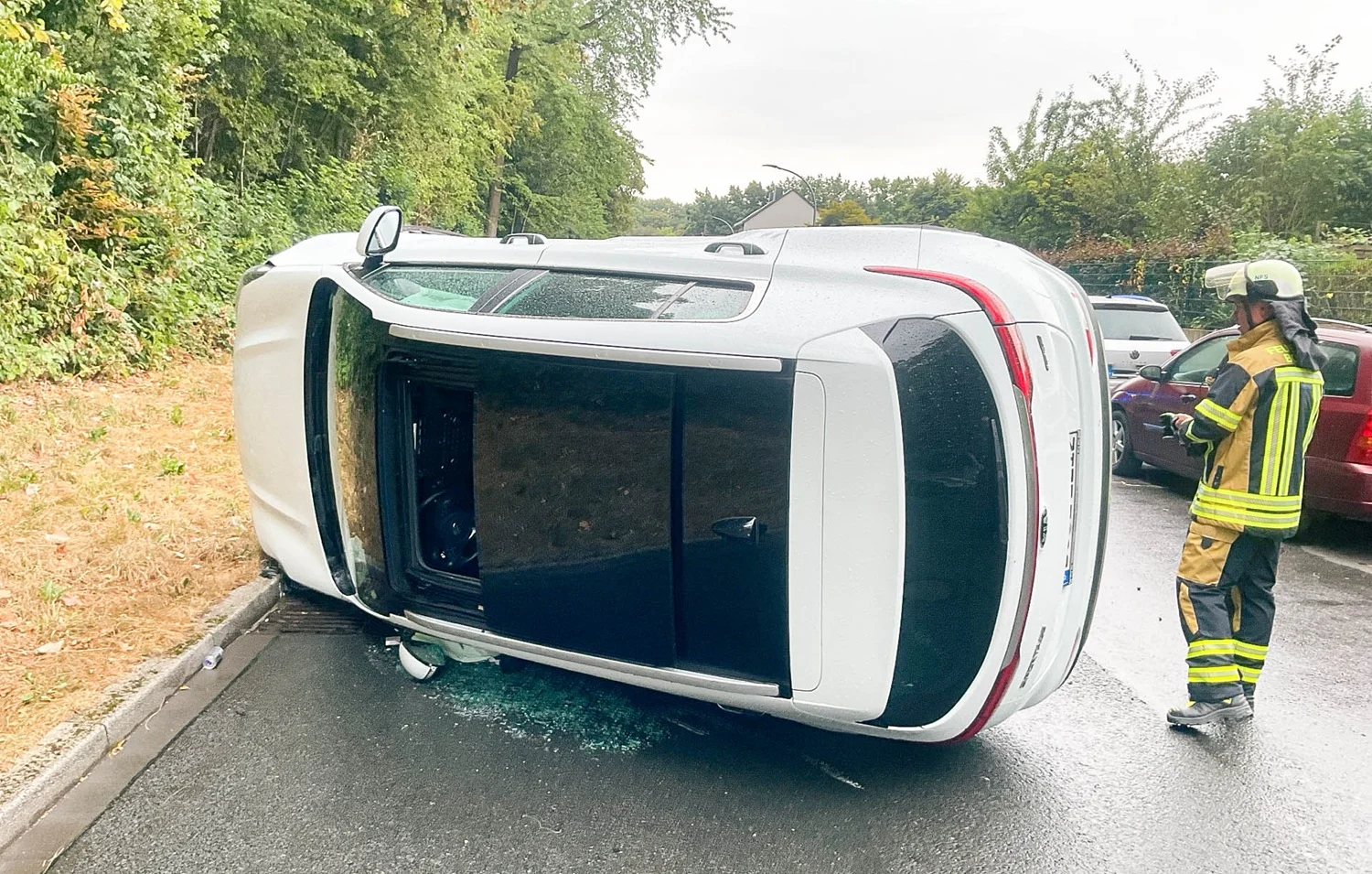 Verkehrsunfall: PKW bleibt auf Seite liegen Beitrag: SEK-Einsatz, Raubüberfall, Brände und Unfälle im Stadtgebiet