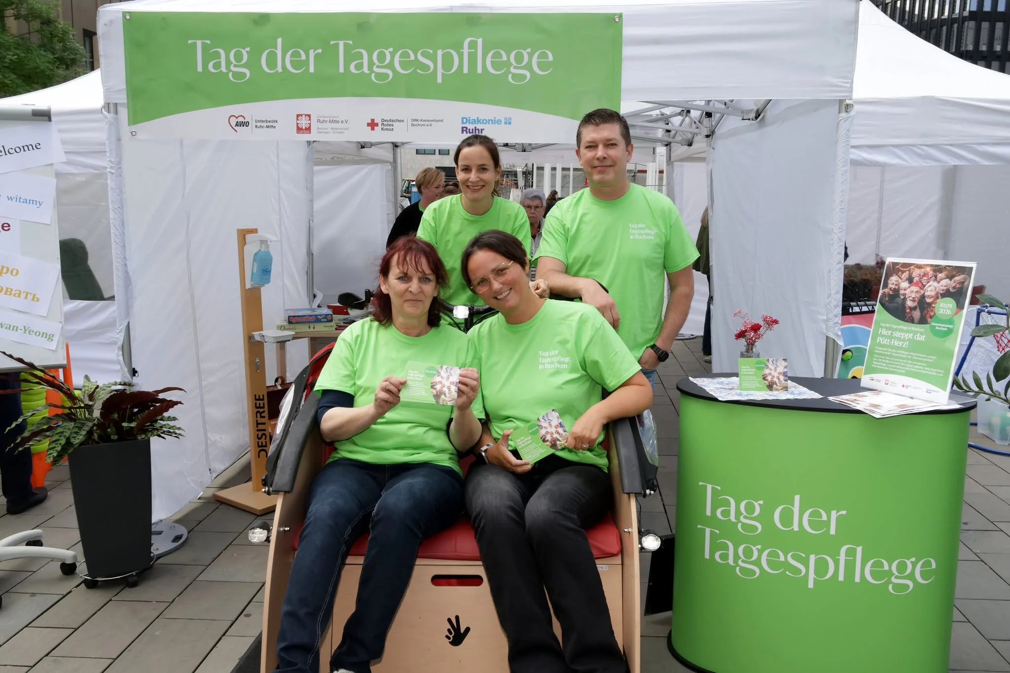 Tag der Tagespflege von Diakonie Ruhr, AWO Ruhr-Mitte, Caritas Ruhr-Mitte und DRK Bochum am 10.09.2026 auf dem Husemannplatz in Bochum Das Organisationsteam (v.l.): Anke Naumtschuk (AWO Ruhr-Mitte), Vera Pallenberg (Diakonie Ruhr), Anette Gröne-Botta (Caritas Ruhr-Mitte) und Valeri Propp (DRK Bochum) Beitrag: Bochumer Wohlfahrtsverbände bringen Tagespflege auf den Husemannplatz