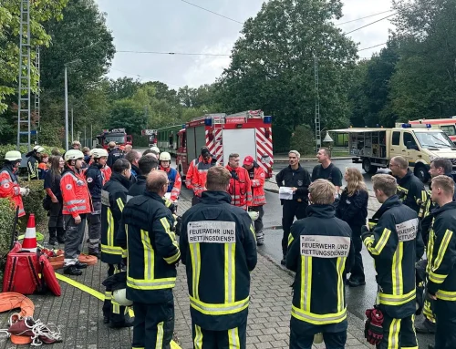 128 Ehrenamtliche von Feuerwehr und Rotem Kreuz proben den Ernstfall
