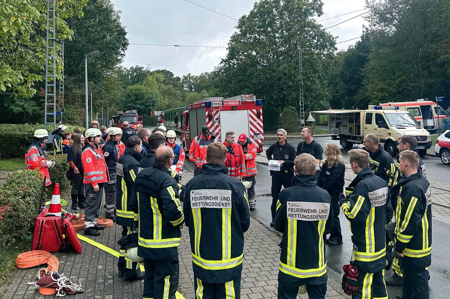 Beitrag: 128 Ehrenamtliche von Feuerwehr und Rotem Kreuz proben den Ernstfall