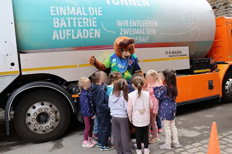Maskottchen Blicki im Austausch: Spielerisches Lernen: Das Maskottchen Blicki beantwortet gemeinsam mit dem USB-Team die Fragen der Nachwuchs-Verkehrsteilnehmer. Beitrag: USB Bochum und Blicki e.V. schulen Grundschulkinder zum toten Winkel