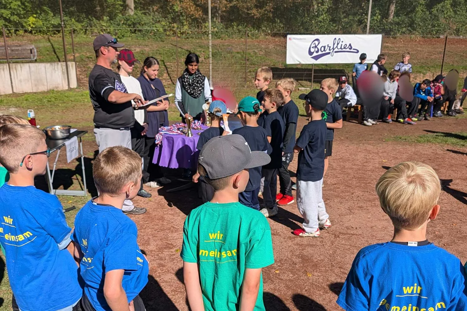 Die Schüler bekommen die Regeln für die Base-Ball-Schulaktion erklärt. Beitrag: Bochum Barflies bringen Grundschulen auf den Baseballplatz