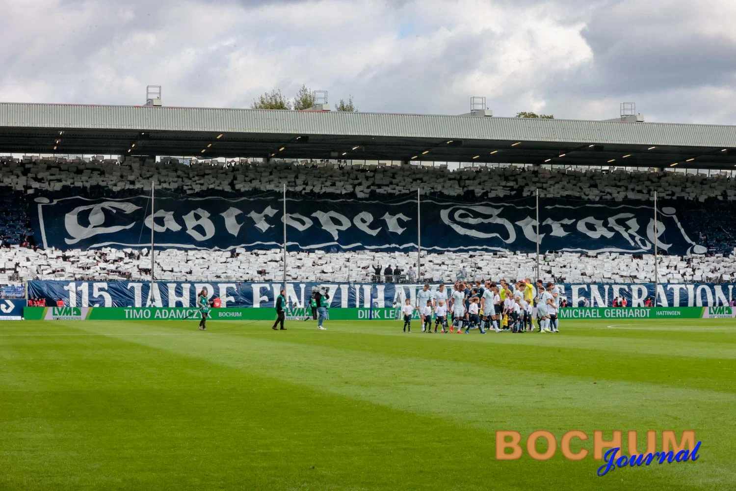 Choreo der VfL Fans Beitrag: VfL Bochum verpasst Heimsieg gegen Arminia Bielefeld knapp